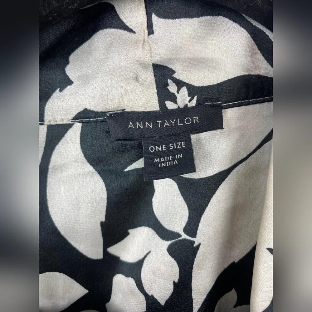 Ann Taylor One‎ Size kimono/Robe black/ white flowers Silky feeling
